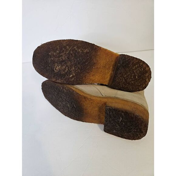 Clarks Desert Boot Series beige suede boots. Size 8. - Picture 7 of 7